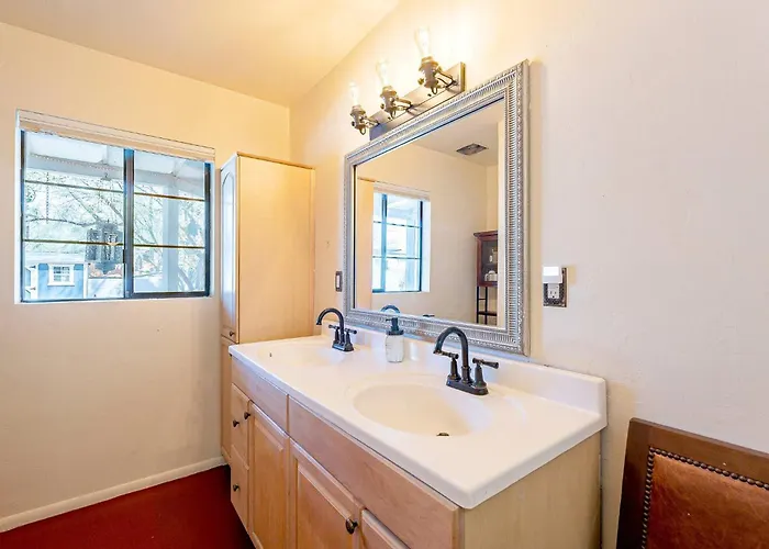 Holiday home Hawthorne Manor - 3bd In With Patio