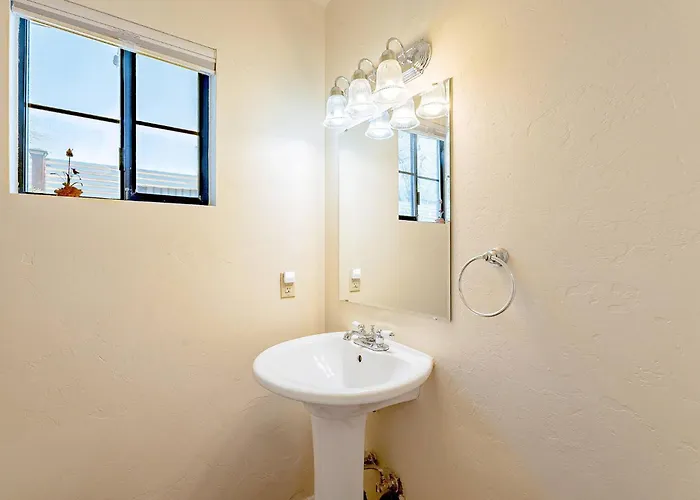 Hawthorne Manor - 3bd In With Patio *