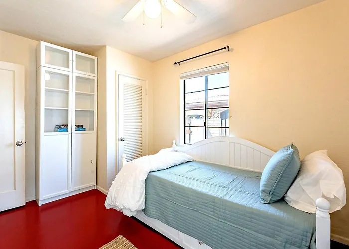 Hawthorne Manor - 3bd In With Patio Holiday home